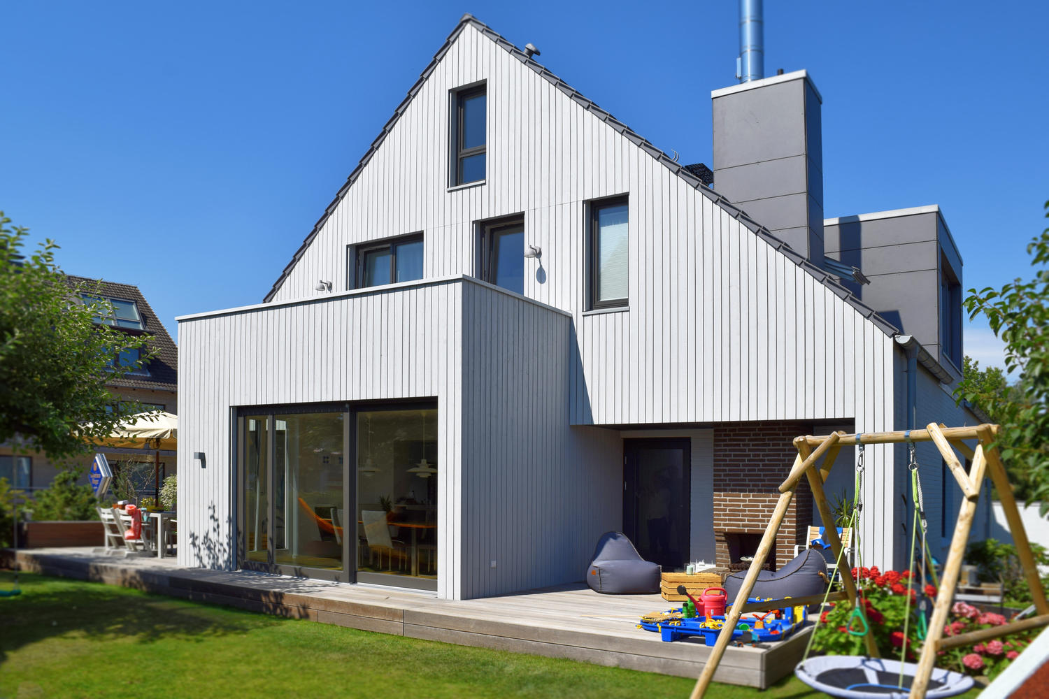 Gartenansicht Haus SP – Anbau mit Terrasse und neuer Dachform, Zimmerei Mittelsdorf Kiel